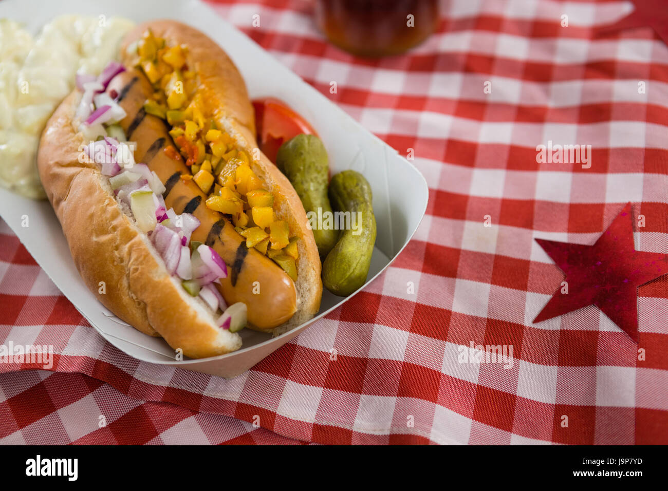 Close-up di hot dog servita sulla tovaglia Foto Stock