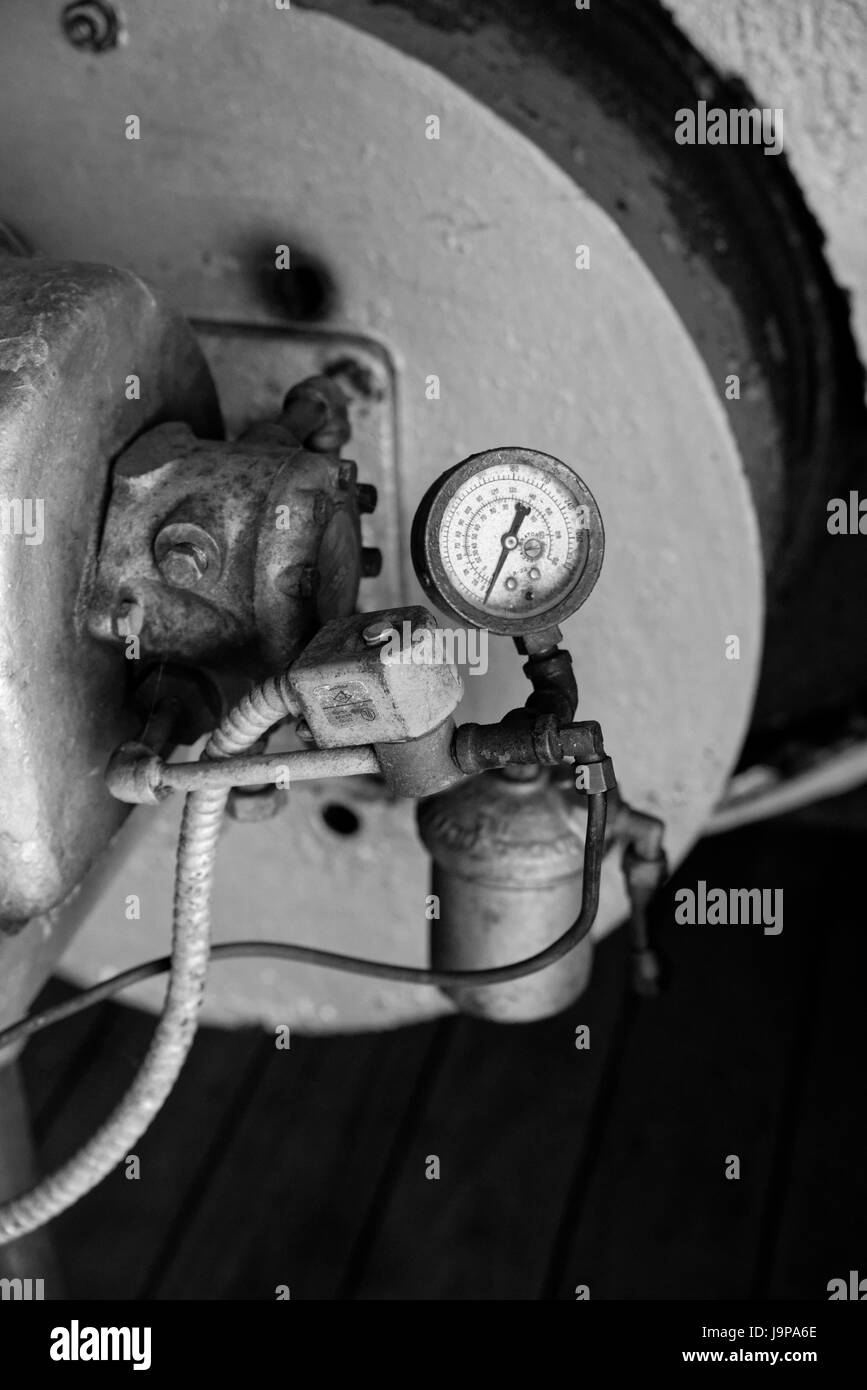 L'olio combustibile alla caldaia guage, in bianco e nero Foto Stock