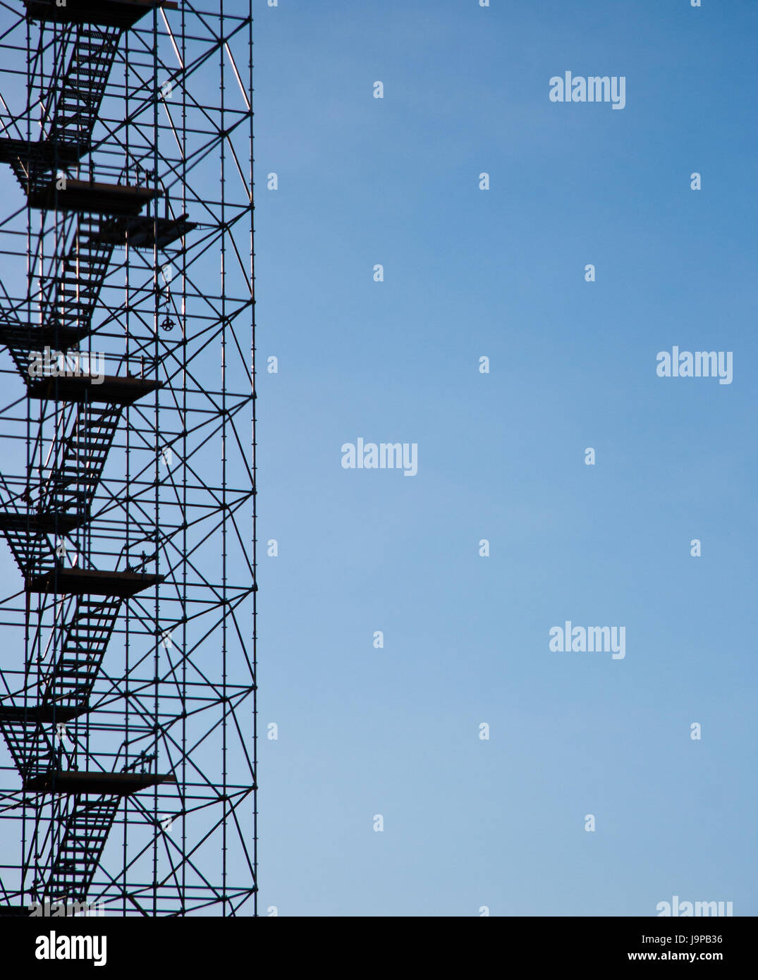 Un interminabile scaffold è delineato contro un cielo blu chiaro. Foto Stock