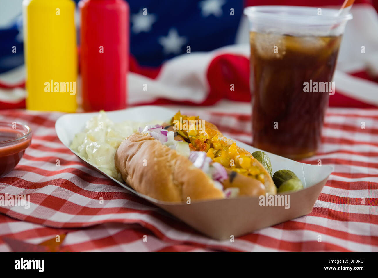 Close-up di hot dog servita sulla tovaglia Foto Stock