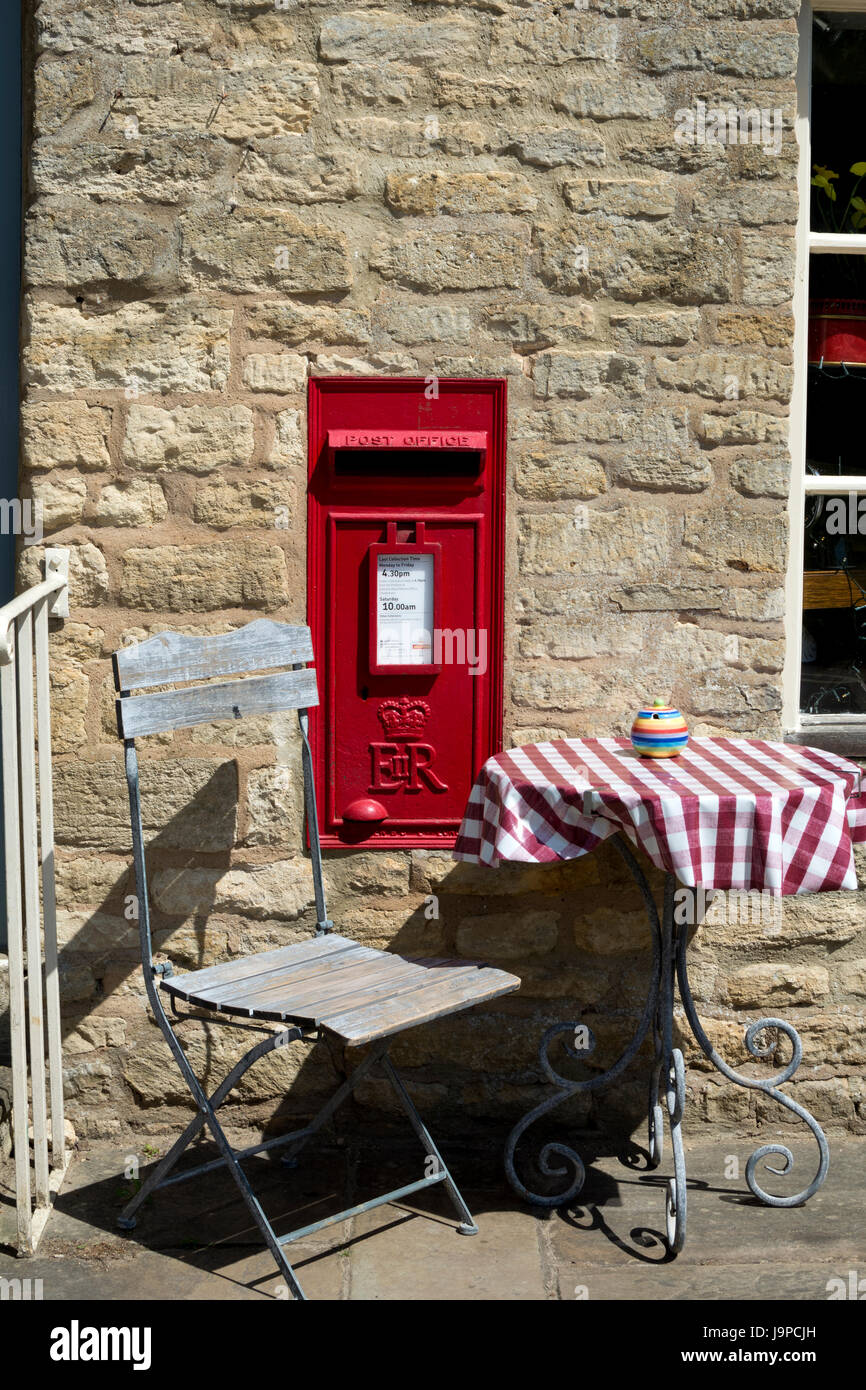 Casella di posta sul vecchio Post Office, Guiting Power, Gloucestershire, England, Regno Unito Foto Stock