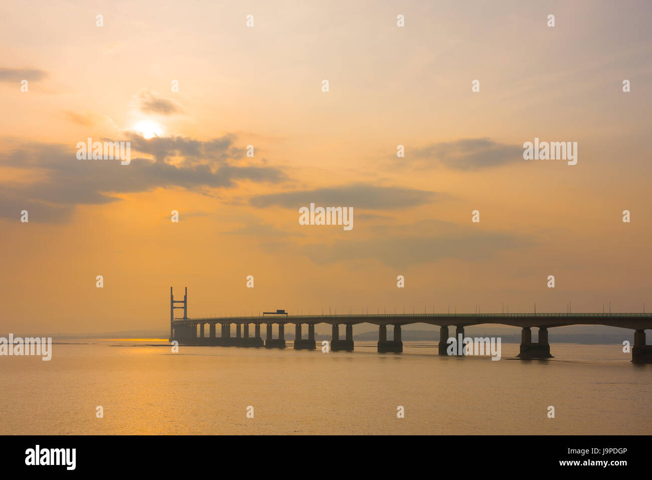 Il Principe di Galles ponte (seconda Severn Crossing) durante un vago il tramonto del Severn Estuary visto dal Severn Beach, Gloucestershire, Inghilterra. Foto Stock