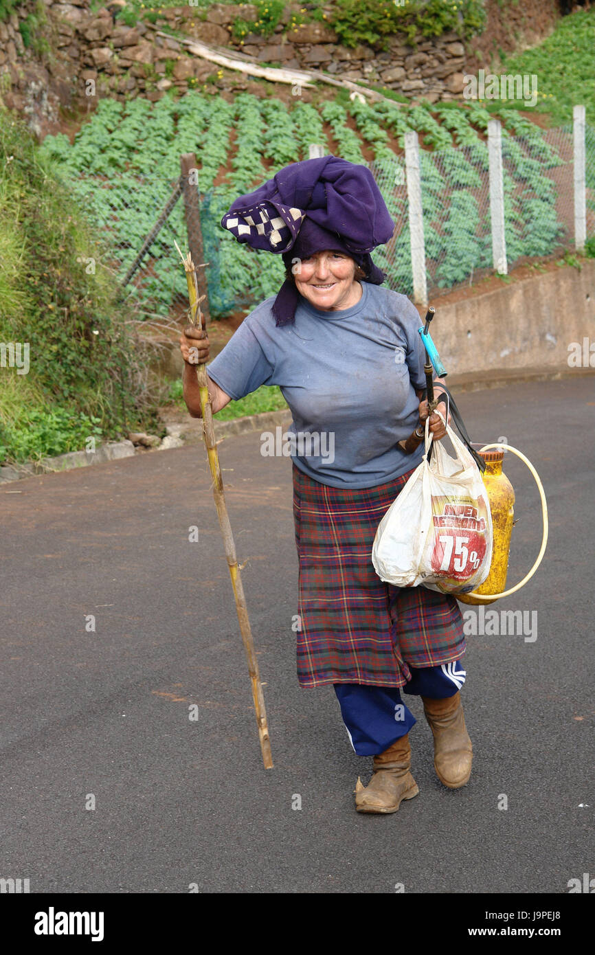 Il Portogallo,Madera,spedizione Moniz,Lamaceiros,locali,sorriso,Persone,agricoltore,copricapo, abbigliamento, care,tradizione,donna,cordiale sorriso,pavimento,isola, Foto Stock