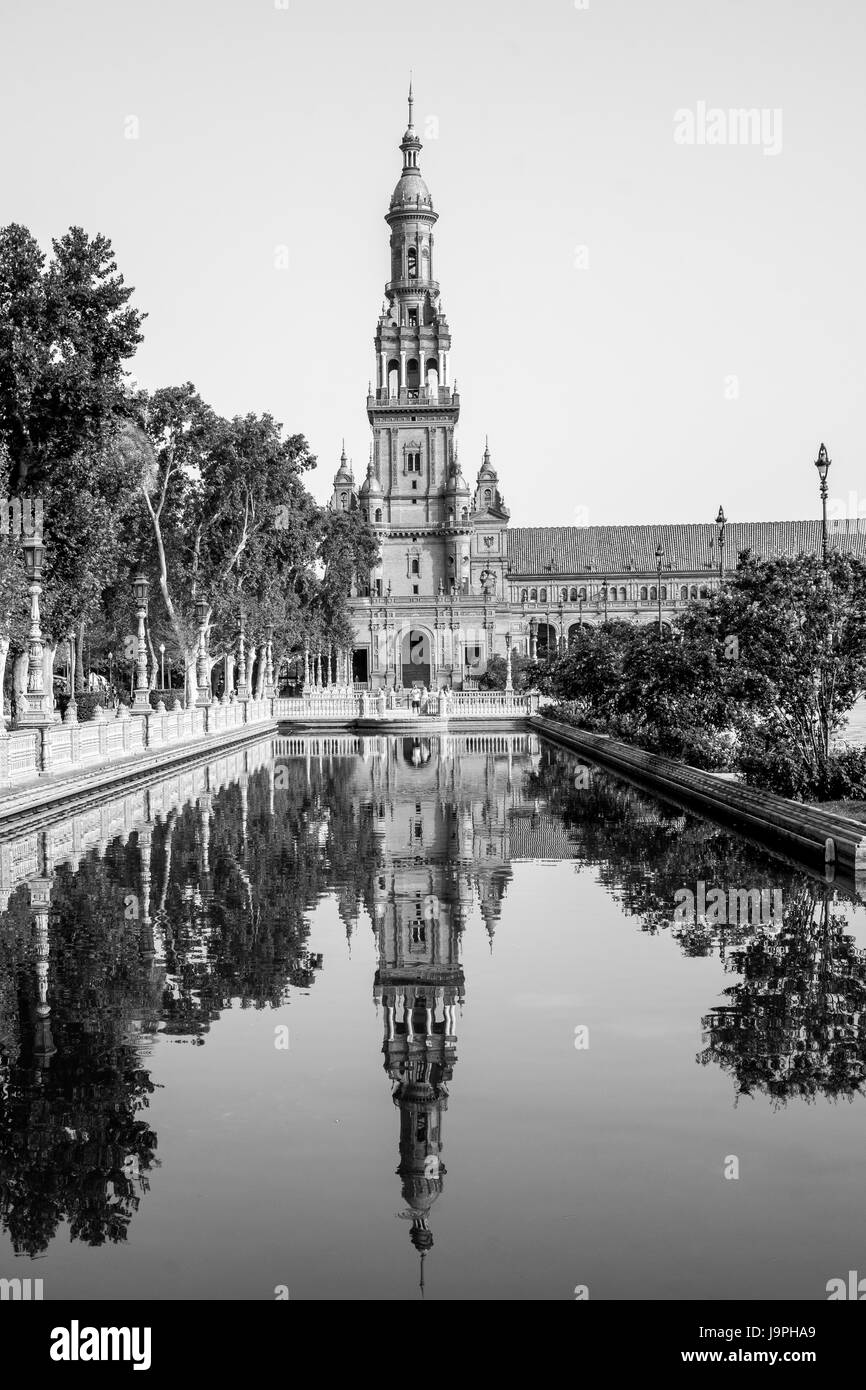Strade di Siviglia, in Spagna, sono riempiti con arte - in ogni fase del processo. Foto Stock Strade di Siviglia, in Spagna, sono riempiti con arte - in ogni fase del processo. Foto Stock