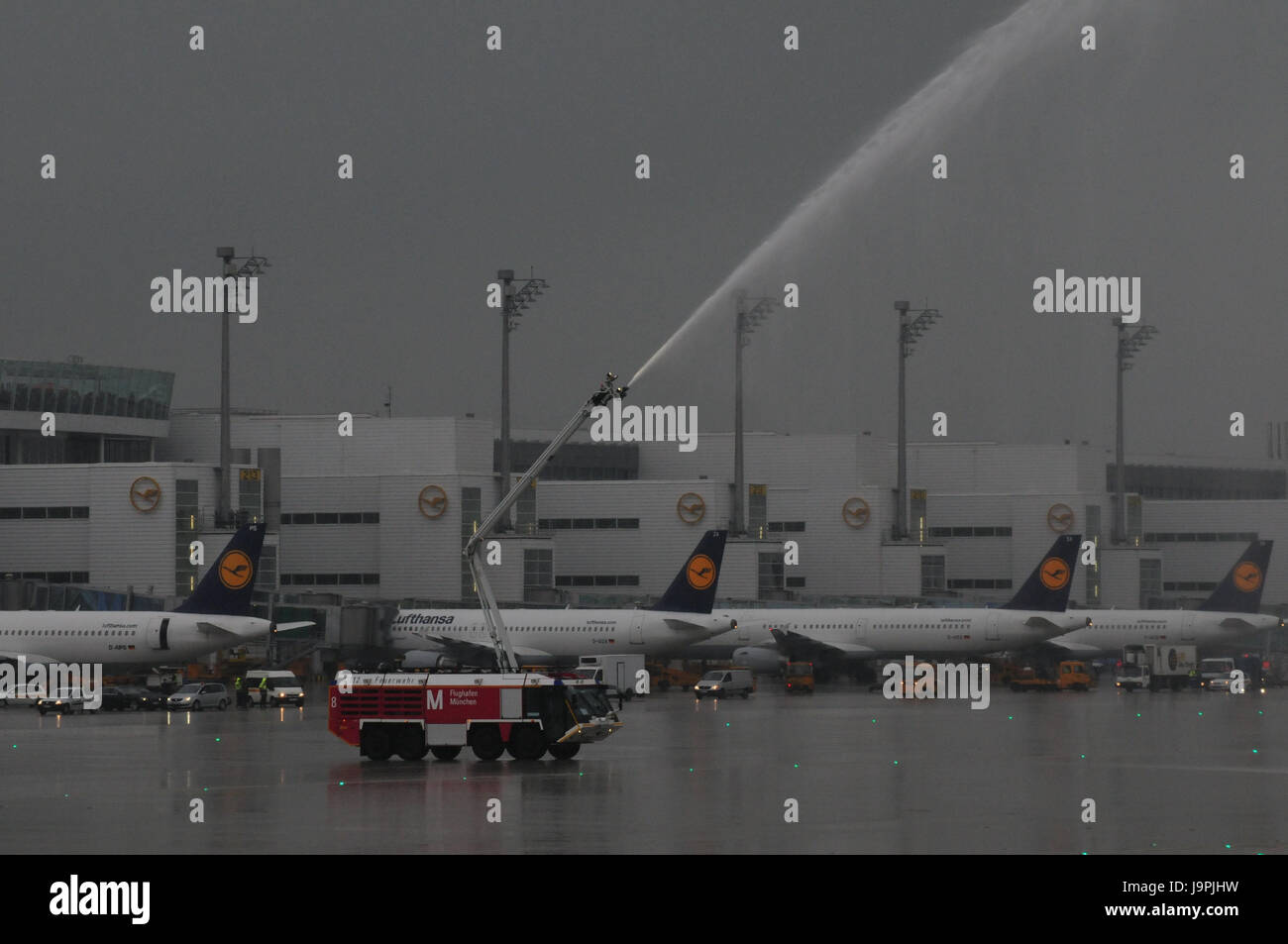 Aeroporto di Monaco di Baviera,approccio,terminali,aeroplani,vigili del fuoco,Lufthansa,antincendio,veicolo conduttore,pioggia,il traffico aereo,aria camicie, Foto Stock