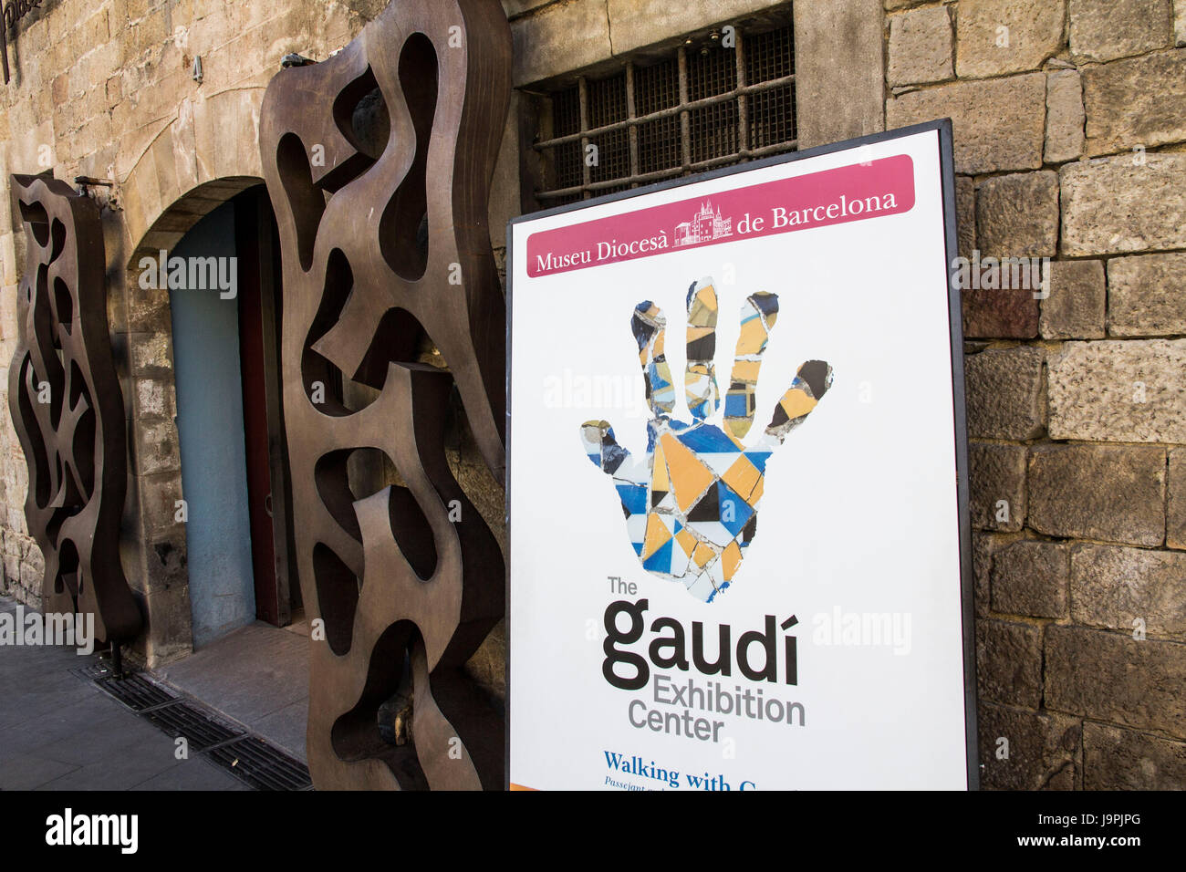 La Gaudi exhibiton centre sulla piazza della cattedrale di Barcellona, Spagna. Foto Stock