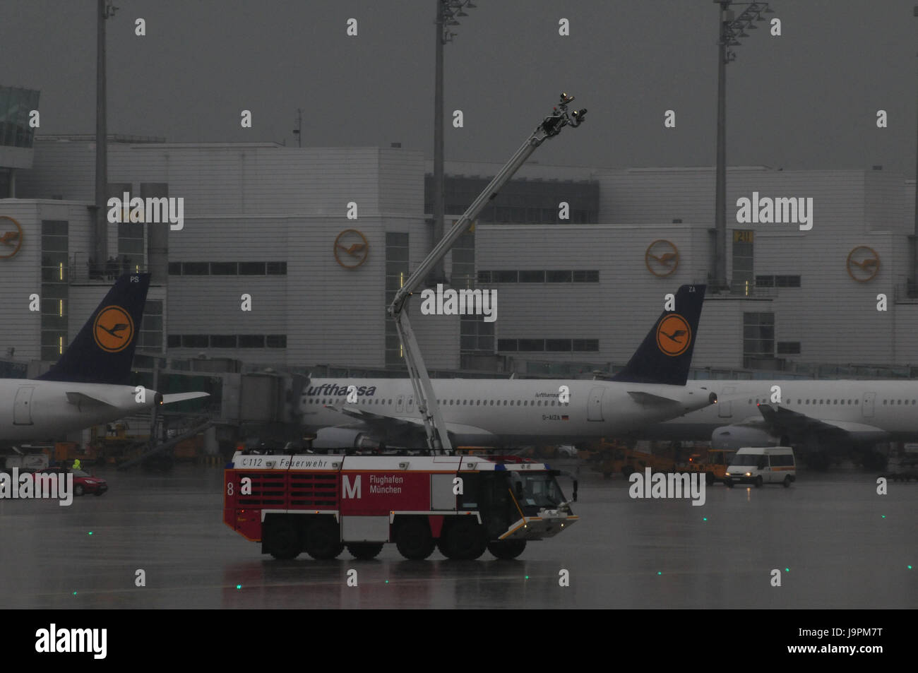 Aeroporto di Monaco di Baviera,approccio,terminali,aeroplani,vigili del fuoco,Lufthansa,antincendio,veicolo vigili del fuoco,conduttore,pioggia,il traffico aereo,aria camicie, Foto Stock