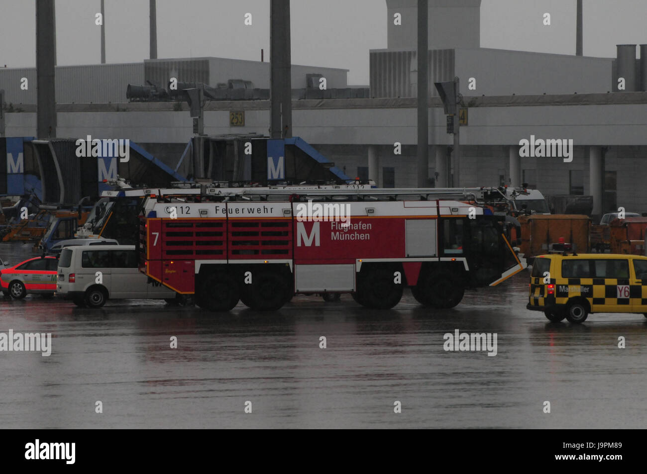 La germania,Monaco di Baviera,airport,approccio,veicoli,auto,supporto,piogge,antincendio,veicolo vigili del fuoco,a lato, Foto Stock