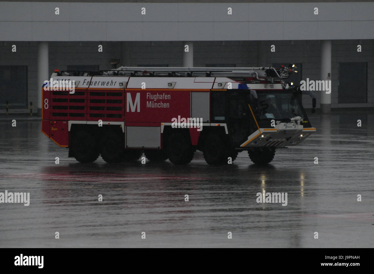 Aeroporto,approccio,per la lotta antincendio veicolo,pioggia,vigili del fuoco,veicolo,supporto,sul lato,germania,Monaco di Baviera, Foto Stock