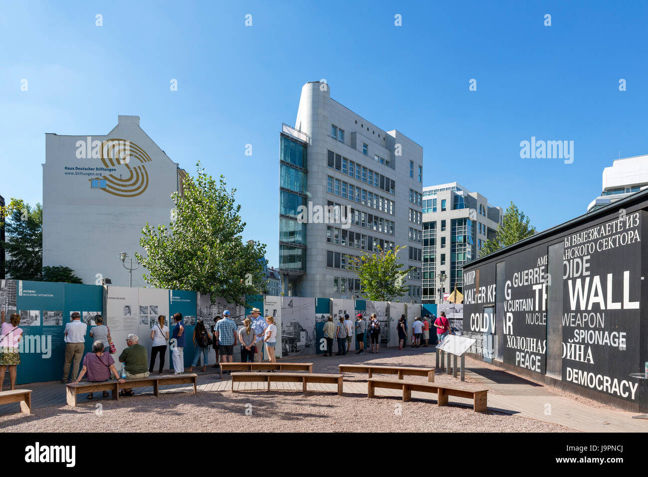 Scatola nera, un padiglione di informazioni sulla storia del Checkpoint Charlie e il muro di Berlino, Berlino, Germania Foto Stock