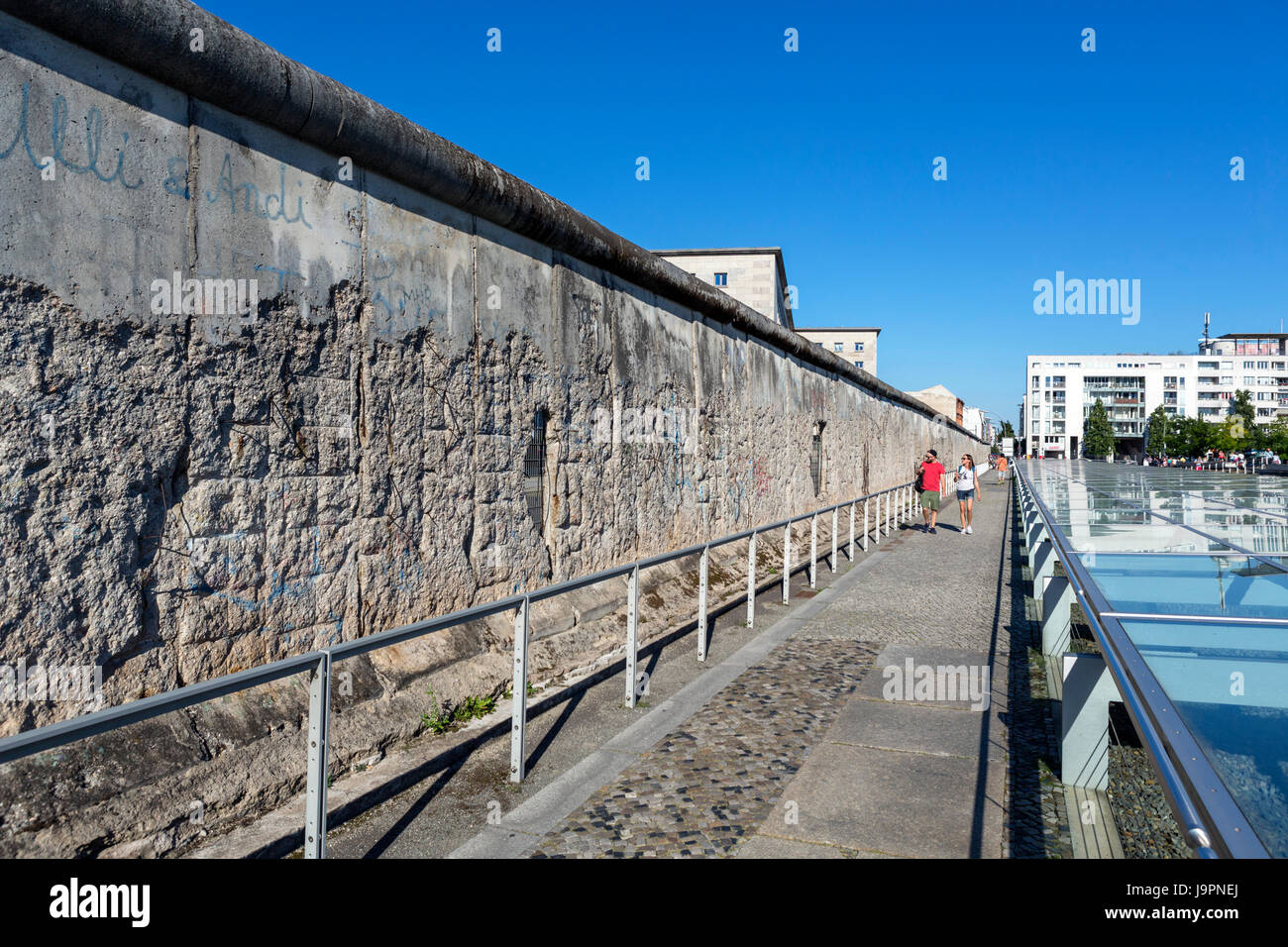 Il muro di Berlino al Topographie des terrori museum, Niederkirchner Strasse, nel quartiere Mitte di Berlino, Germania Foto Stock