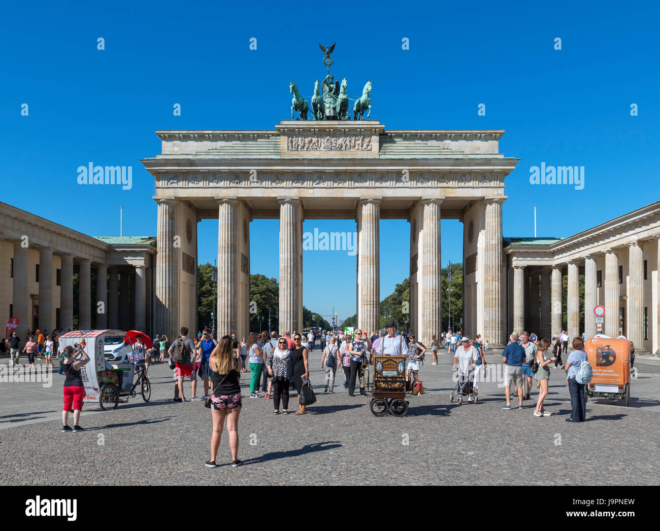 La Porta di Brandeburgo (Brandenburger Tor) da Pariser Platz, nel quartiere Mitte di Berlino, Germania Foto Stock