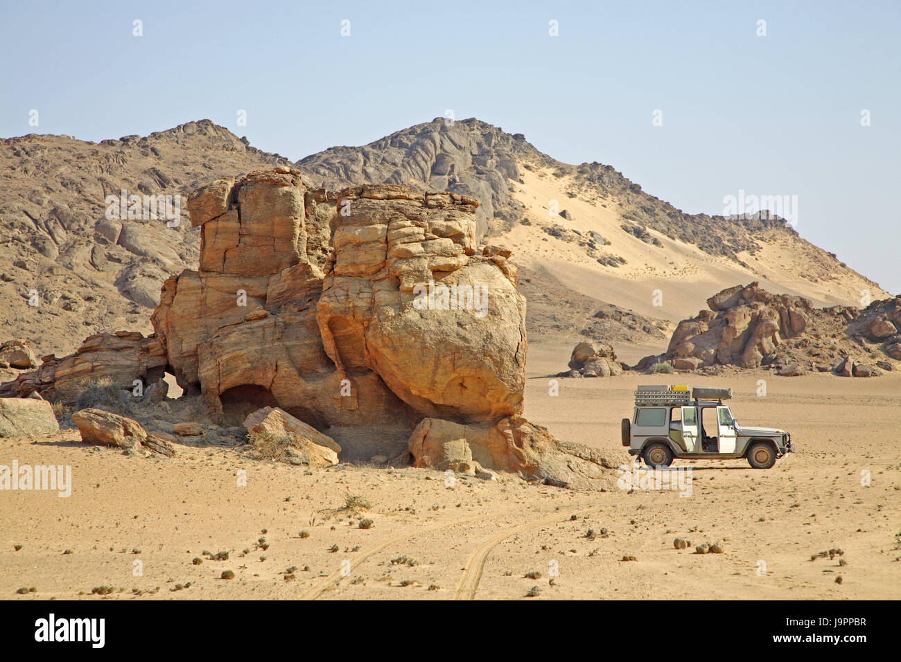 La Namibia,Kaokoveld,Skeleton Coast park,Amsport,Hoanib,di roccia di granito,scenario,l'erosione,spedizione veicolo,AFRICA,deserto,paesaggio di roccia,rock,bile,la formazione di strati di roccia,cross-country veicolo,resto,turismo,avventura,seclusion,la solitudine,Namib,all'esterno,deserta, Foto Stock