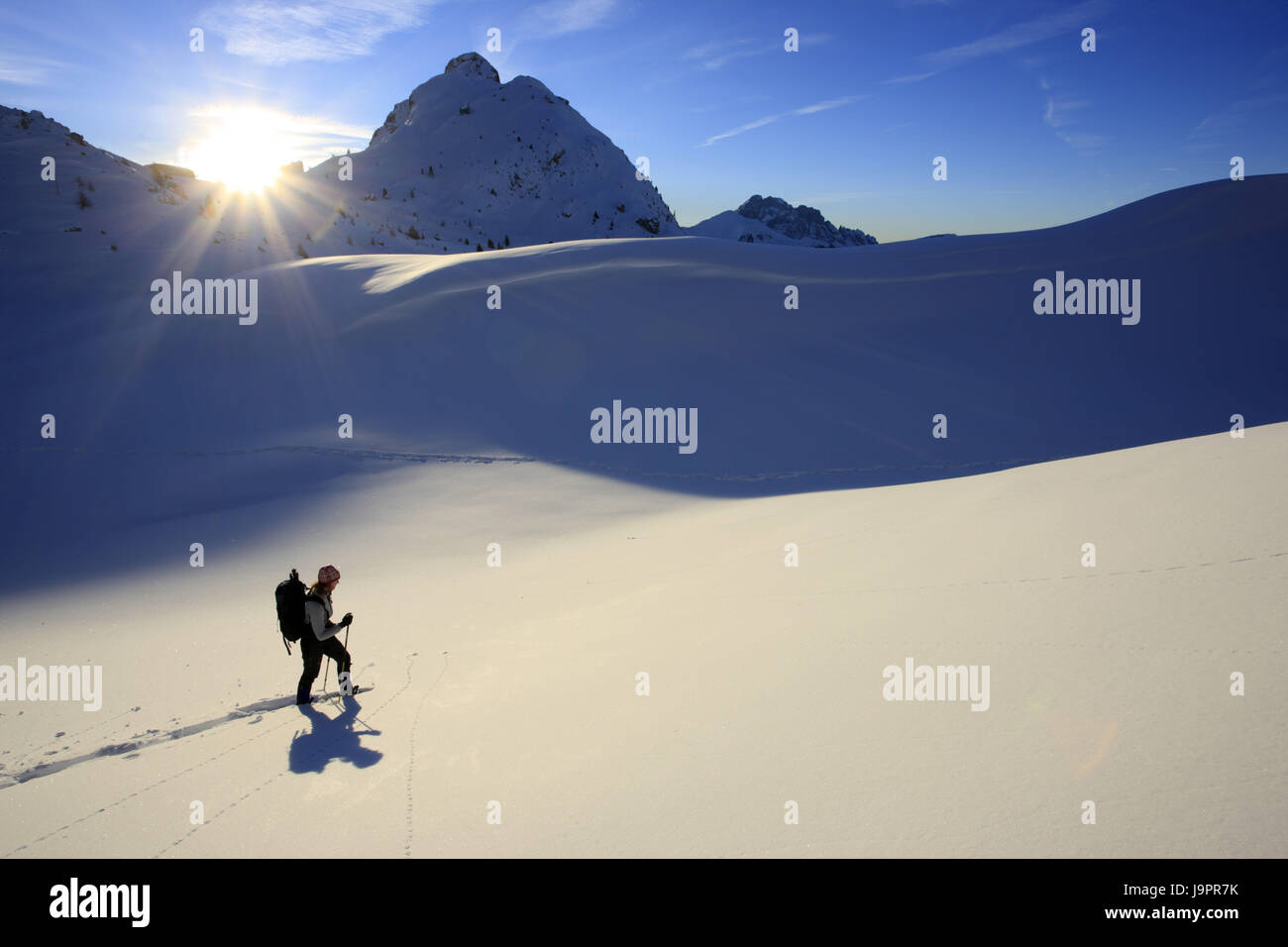 L'Italia,Dolomiti,provincia di Belluno,strega della pietra,con le racchette da neve walker, Foto Stock