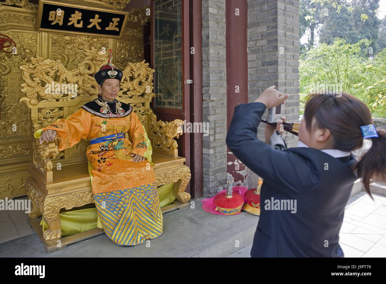 Cina, Pechino,parco Beihai,tempio,banca,l'uomo,costume,sit,prendere una foto di turista,nessun modello di rilascio,Asia,Asia Orientale,città,capitale,destinazione,Cultura,parco,isola,persona,visitatore,luogo di interesse,all'esterno,vestiti,tradizionalmente,foto,motif donna,turismo,reminiscenza foto, Foto Stock
