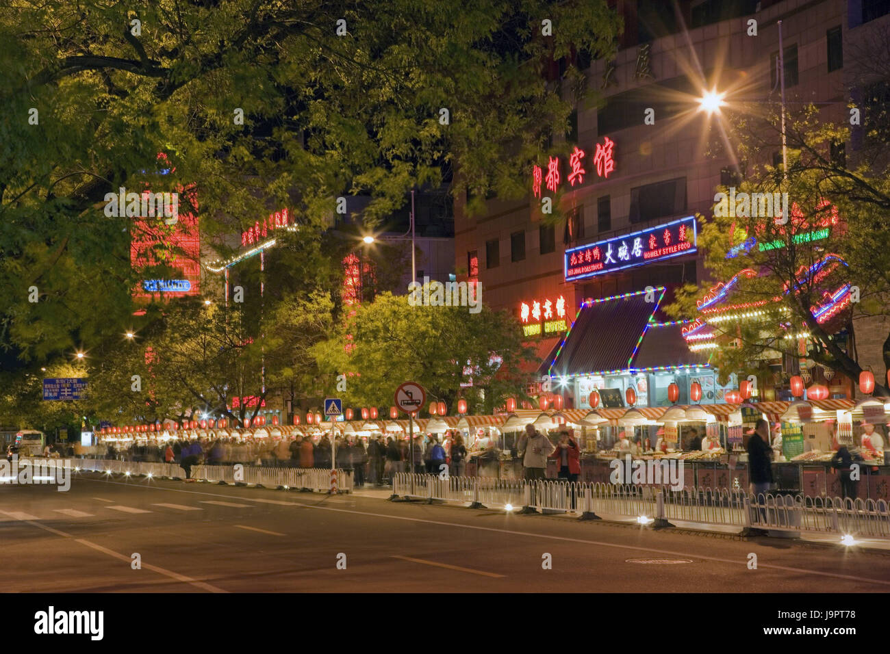 Cina, Pechino,Dong Hua uomini del mercato di notte,luci al neon,sera,Asia,Asia Orientale,città,capitale,destinazione,street,costruzione,CASE, del mercato di notte,passante,alberi turistica,SI ACCENDE,annuncio,personaggio,vita notturna, Foto Stock