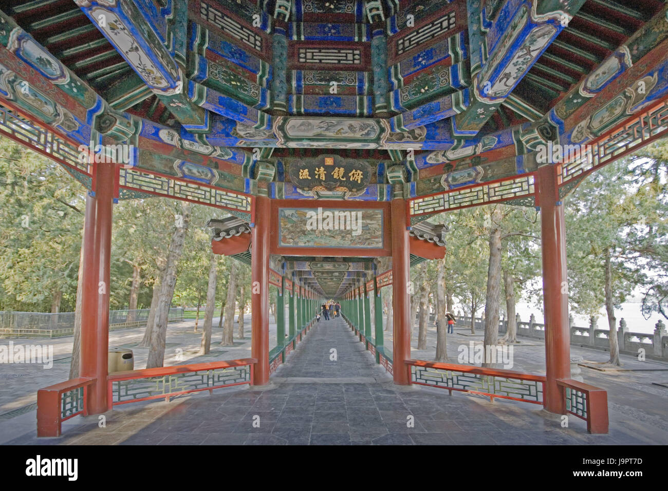 Cina, Pechino,palazzo d'estate,colonnade,in legno,vernici,Asia,Asia Orientale,città,capitale,garden palace,palace,costruzione,struttura,l'architettura,luogo di interesse,l'UNESCO-patrimonio culturale mondiale,turismo,a piedi,il fascio,campione,soprammobili,luminosa Foto Stock