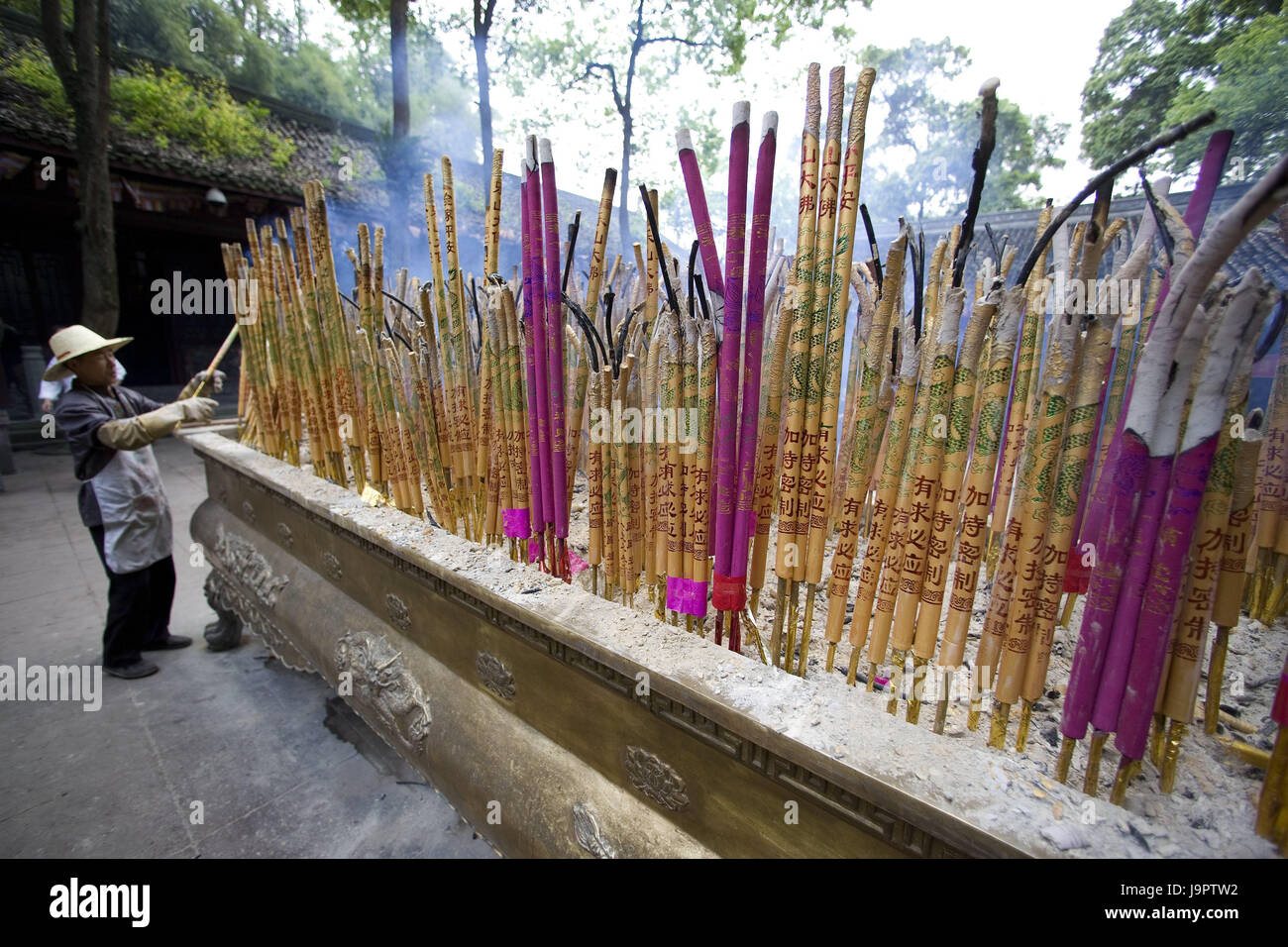 Cina Sichuan,,Leshan,tempio,joss stick,l'uomo,nessun modello di rilascio,Asia,Asia Orientale,luogo di interesse,Meitreya,Buddismo buddista,,la religione,fede,ammirazione,Budda,cultura, patrimonio dell'Umanità dall'UNESCO patrimonio culturale mondiale,turismo,persona,all'esterno,fumato opus, Foto Stock