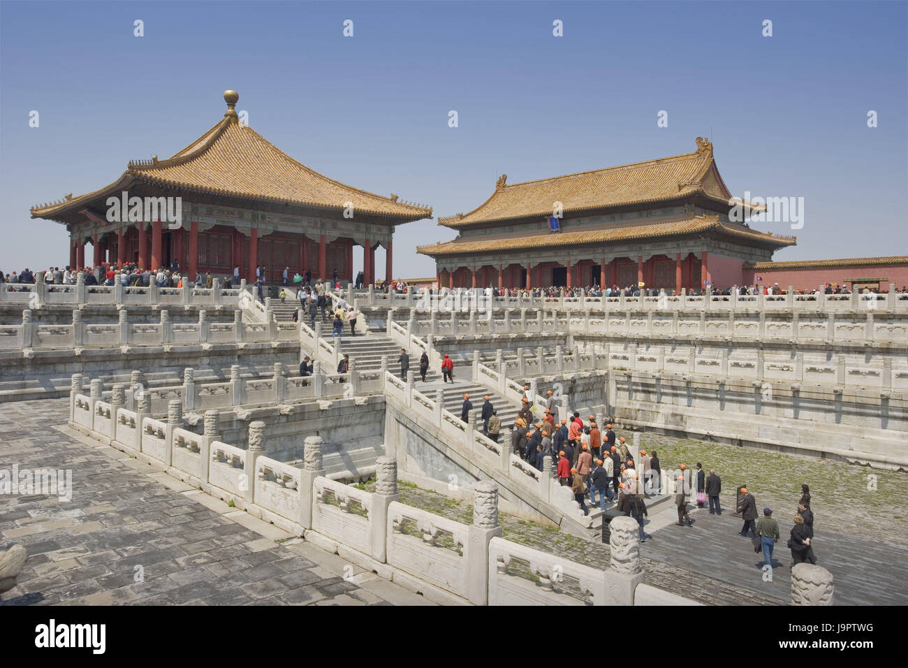 Cina, Pechino,Città proibita,imperial Palace,sala del centro armonia,sala della protezione dell'armonia,visitatori,Asia,Asia Orientale,città,capitale,parte della città,destinazione,palace,costruzione,strutture,palace edifici,l'architettura,luogo di interesse,Cultura,turismo,UNESCO-patrimonio culturale mondiale,l'architettura,terrazze,scale,Persone,turismo, Foto Stock