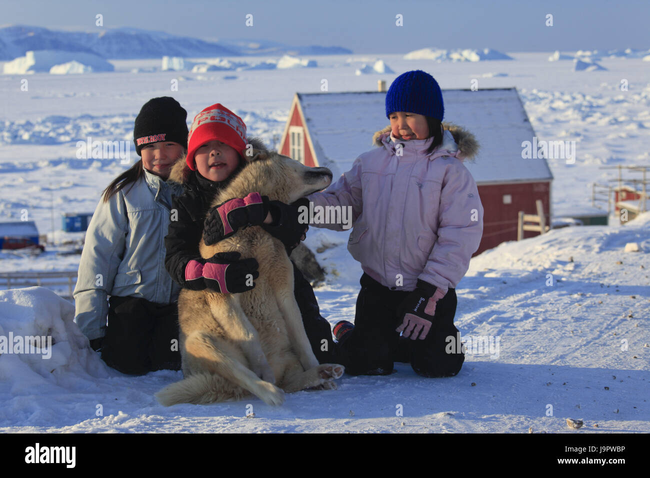 La Groenlandia,Qaanaaq,Inuit,i bambini,ragazze, sled dog,abbraccio, Foto Stock