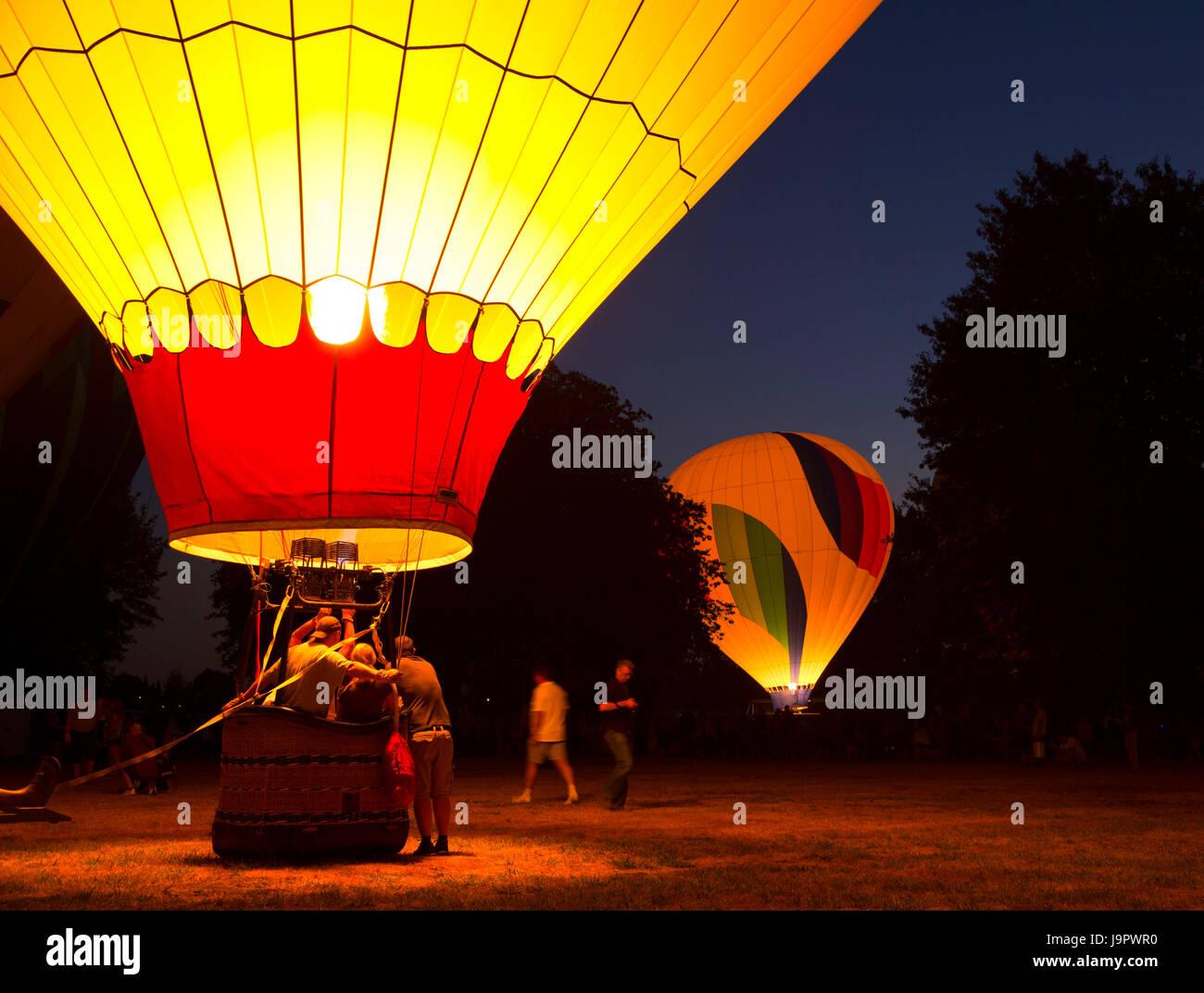 In mongolfiera ad aria calda notte glow, Northwest Arte e Air Festival, legname Linn Park, Albany, Oregon Foto Stock