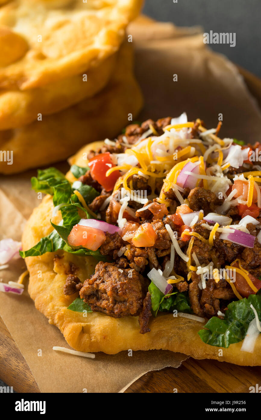 In casa pane fritto indiano Tacos con carne di manzo macinata lattuga e pomodoro Foto Stock