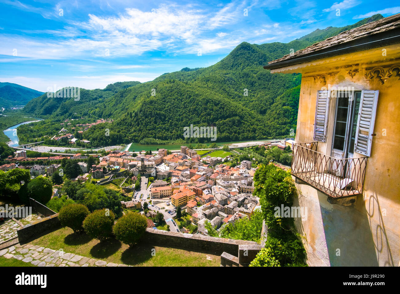 Villaggio italiano terrazza panorama città di montagna Foto Stock