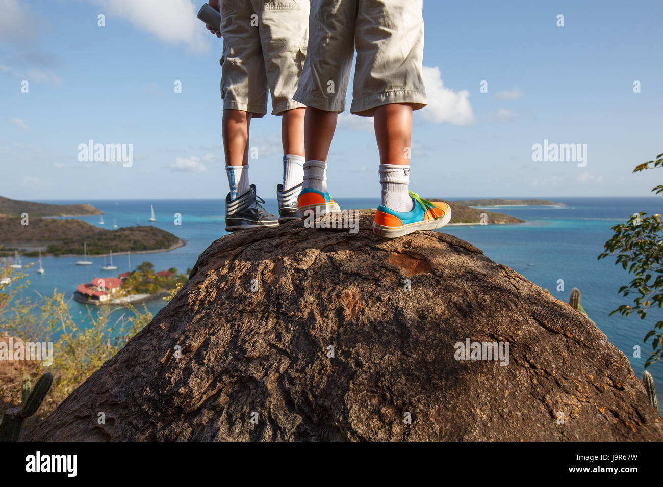 Kids godendo la vista delle montagne dell'isola di Virgin Gorda nei Caraibi Foto Stock