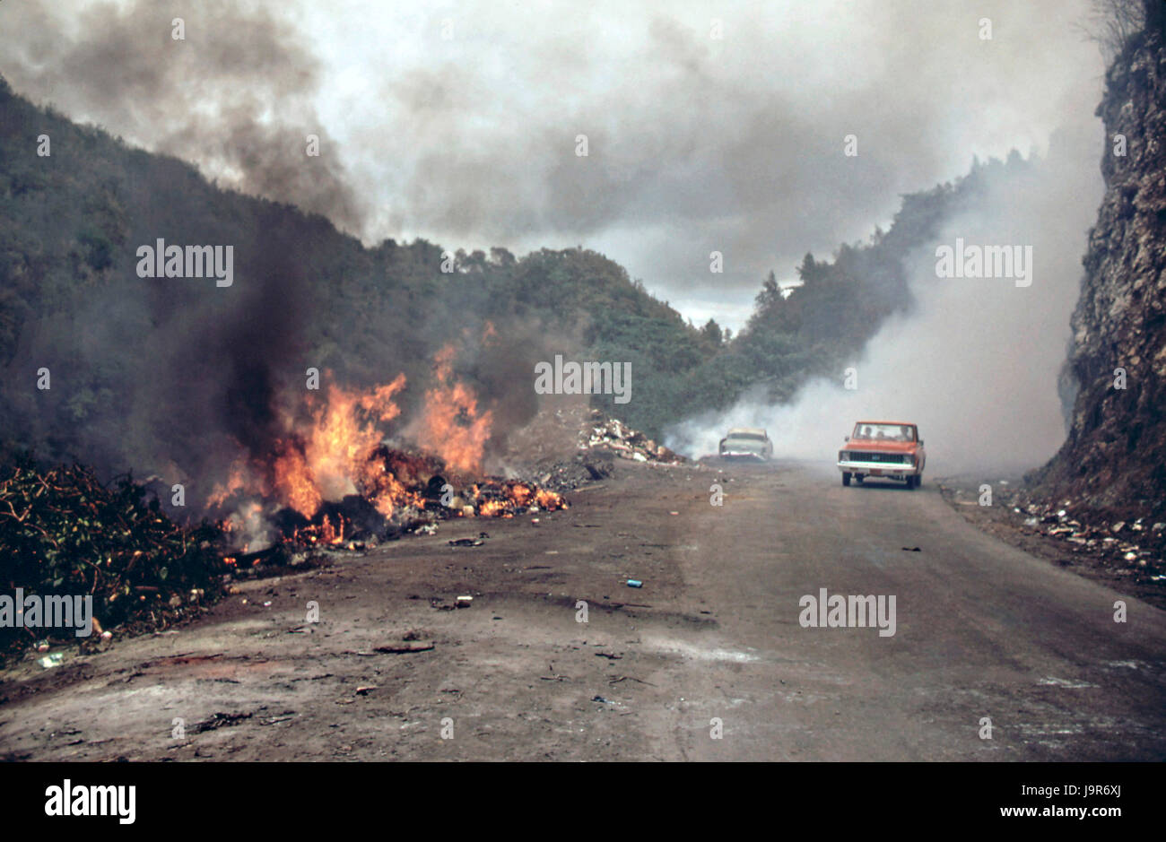 Cestino burns apertamente in un ripiego garbage dump sulla autostrada 112 Febbraio 1973 vicino a San Sebastian, Puerto Rico. Foto Stock