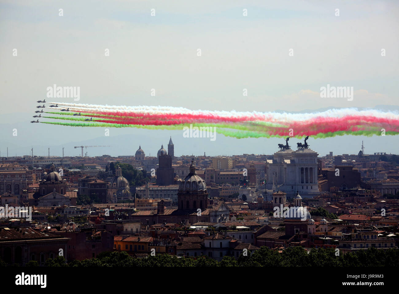 Roma, Italia, 02 giugno: Forza Aerea Italiana di Frecce Tricolori pattuglia acrobatica sorvolare Roma in occasione del 71esimo anniversario della Repubblica Italiana la fondazione, Giugno 2, 2017 Foto Stock