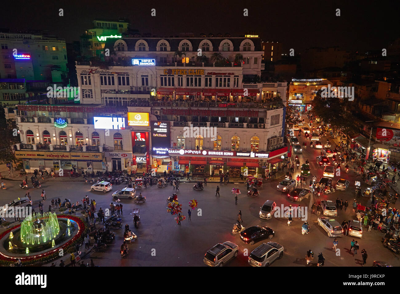 Folle traffico di notte a incrocio occupato dal Lago Hoan Kiem e dal quartiere vecchio, Hanoi, Vietnam Foto Stock