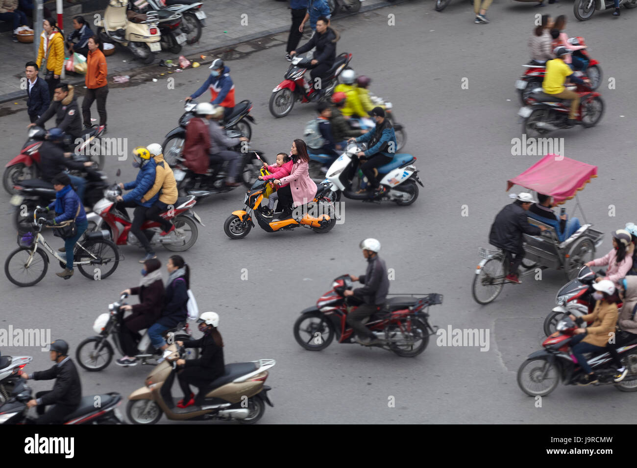 Strada trafficata riempito con i motocicli, Hanoi, Vietnam Foto Stock