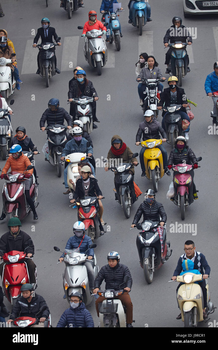 Strada trafficata riempito con i motocicli, Hanoi, Vietnam Foto Stock