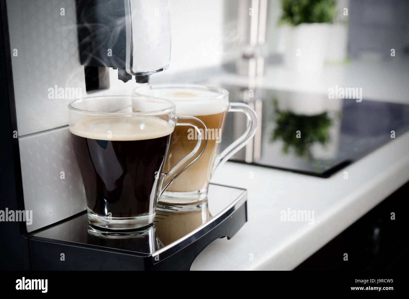 Due tazze di caffè, home macchine per caffè professionali. Macchina per  caffè latte macchiato espresso cappuccino schiuma di latte Concept Foto  stock - Alamy