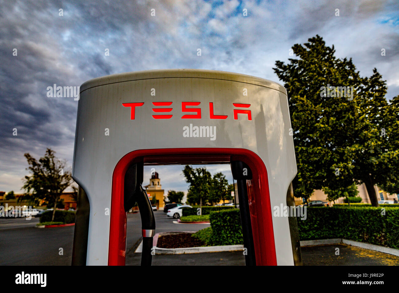 Il logo di Tesla a un sovralimentatore stazione presso un centro commerciale per lo shopping in Manteca California lungo l'autostrada 120 una delle rotte verso il Parco Nazionale di Yosemite Foto Stock