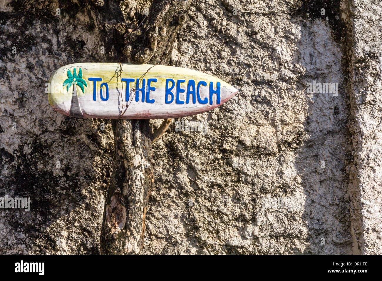 'Alla spiaggia " segno inchiodato atree in Bingin Beach, Bali, Indonesia Foto Stock