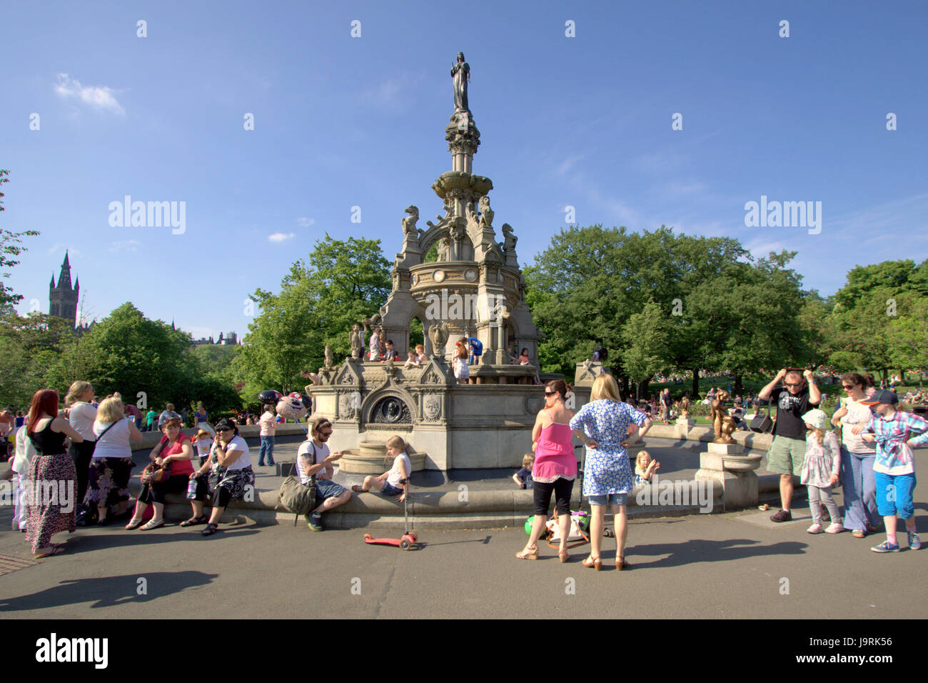 West End Festival scene e persone, Glasgow esecutori Stewart fontana commemorativa Foto Stock