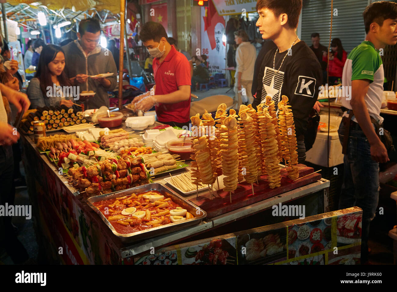 Pressione di stallo di cibo al mercato notturno, il vecchio quartiere di Hanoi, Vietnam Foto Stock