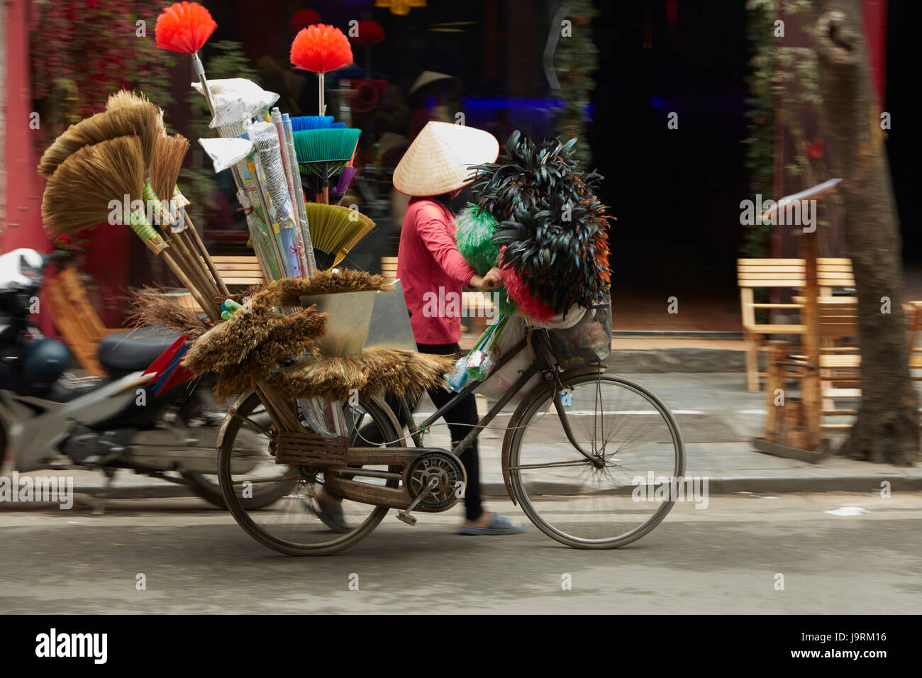 Venditore ambulante vendita di scope e spazzole, il vecchio quartiere di Hanoi, Vietnam Foto Stock