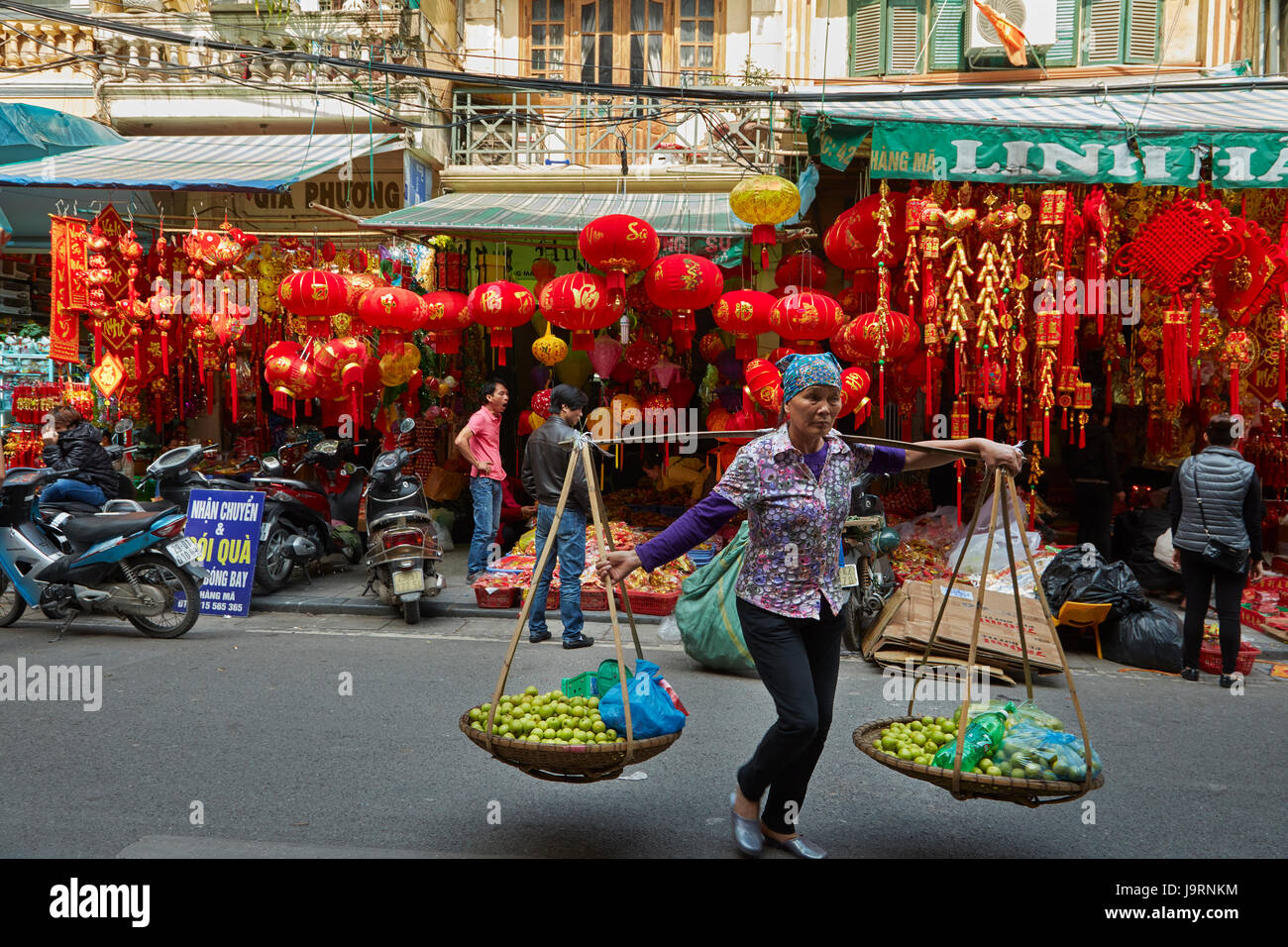 Venditore ambulante e lanterna negozi, il quartiere vecchio, Hanoi, Vietnam Foto Stock