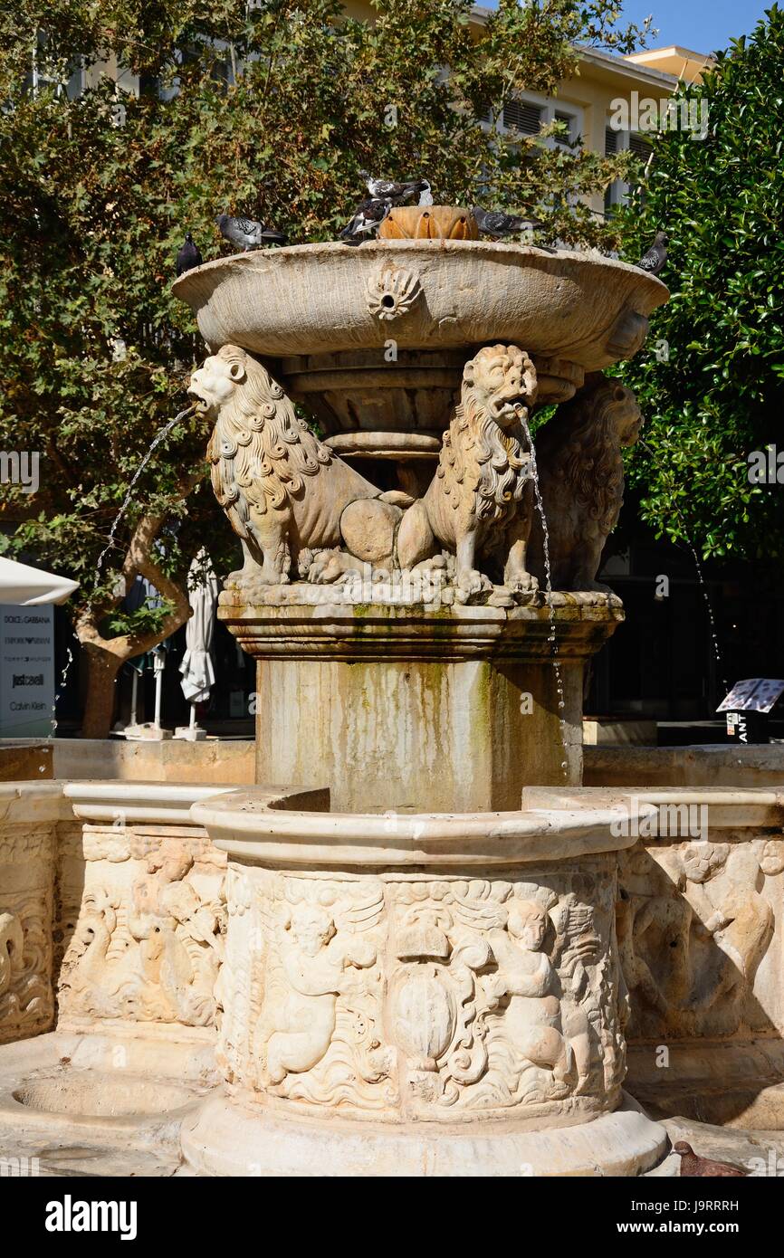 Vista la fontana Morosini Lions in piazza nel centro della città, Heraklion, Creta, Grecia, l'Europa. Foto Stock