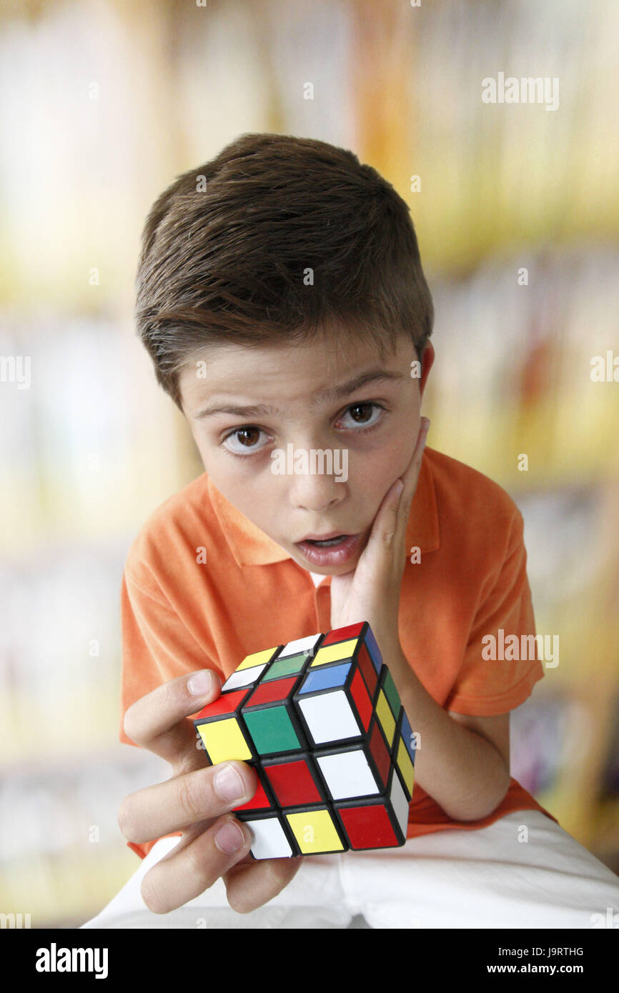 Ragazzo,Magia cubo,ruotare,gioco del viso,disperatamente,ritratto, Foto Stock