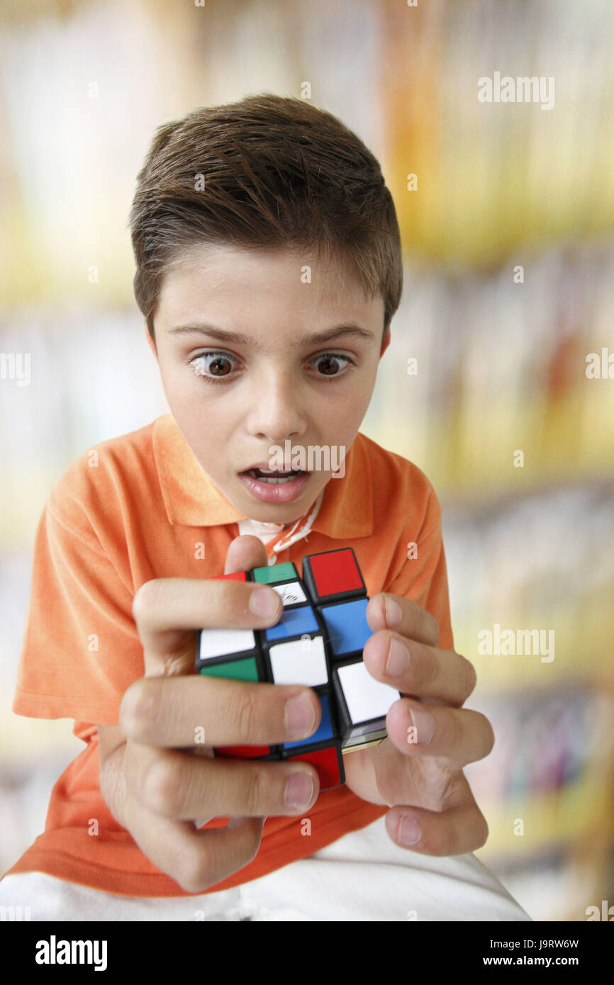 Ragazzo,Magia cubo,ruotare,gioco del viso,disperatamente,ritratto, Foto Stock