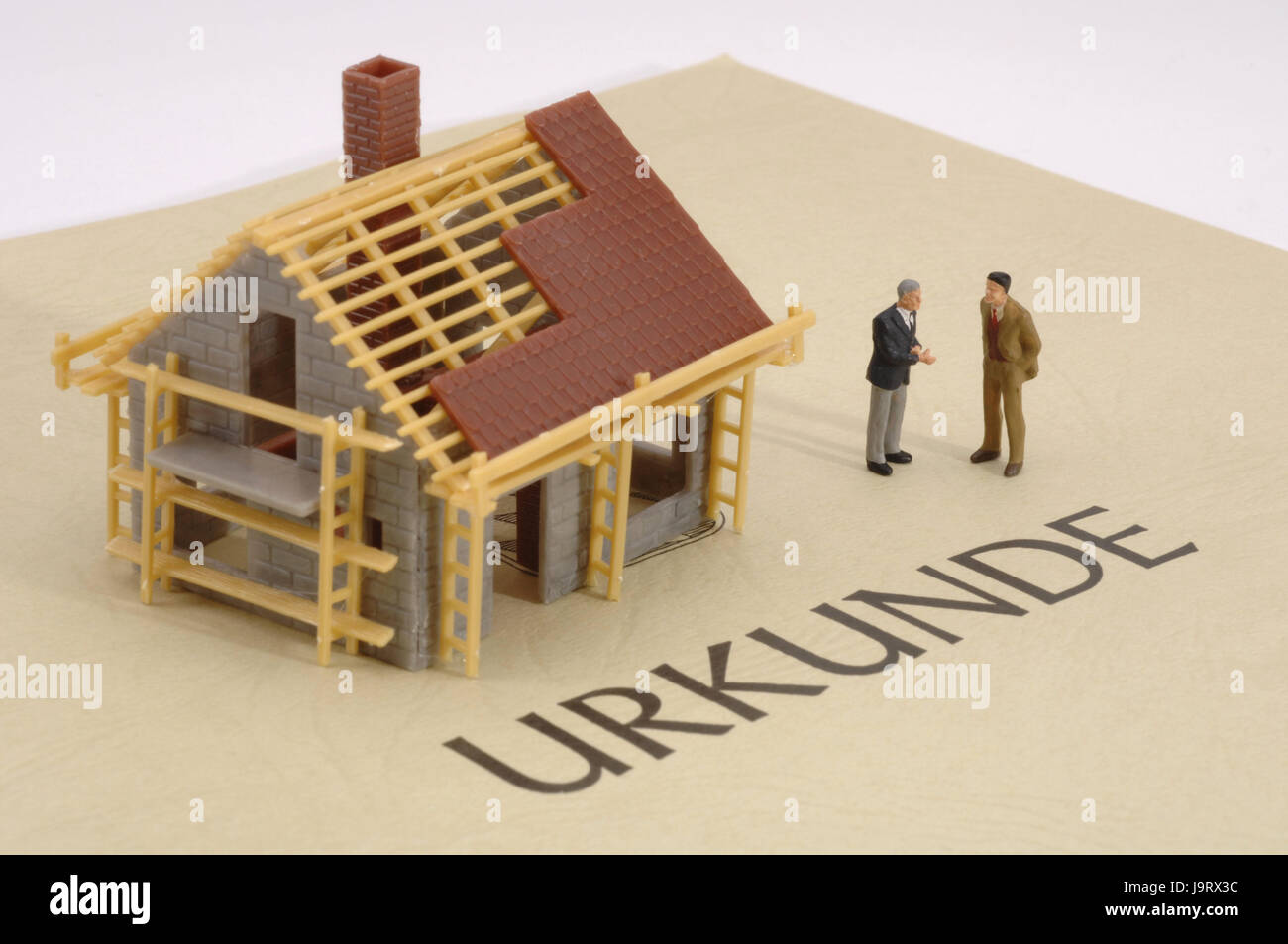 Icona,costruzione di una casa,pianificazione,modello di casa,documento,caratteri,dettaglio,costruzione,real estate,developer,developer,caratteri modello,personaggi del gioco,venditori,agenti immobiliari,notaio,uomini al lavoro,ponteggio,impalcatura,capriata,guscio,edificio di nuova costruzione,casa unifamiliare,Casa,Casa,contratto di vendita,catasto,conclusione del contratto,autenticazione,notarially,notaio,costruire,design edilizia,Casa,appartamento,costruzione casa,concezione, Foto Stock