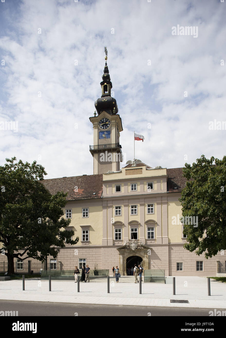 Austria,Austria Superiore,Linz,country house,promenade,capitale dello stato,capitale culturale,città industriale,l'architettura,struttura,facciata,Casa,facciata edificio,l'arte,cultura, luogo di interesse,destinazione,nuvole,Persone,turisti,torre,bandiera,alberi,costruzione rinascimentale,passaggio,orologio, Foto Stock