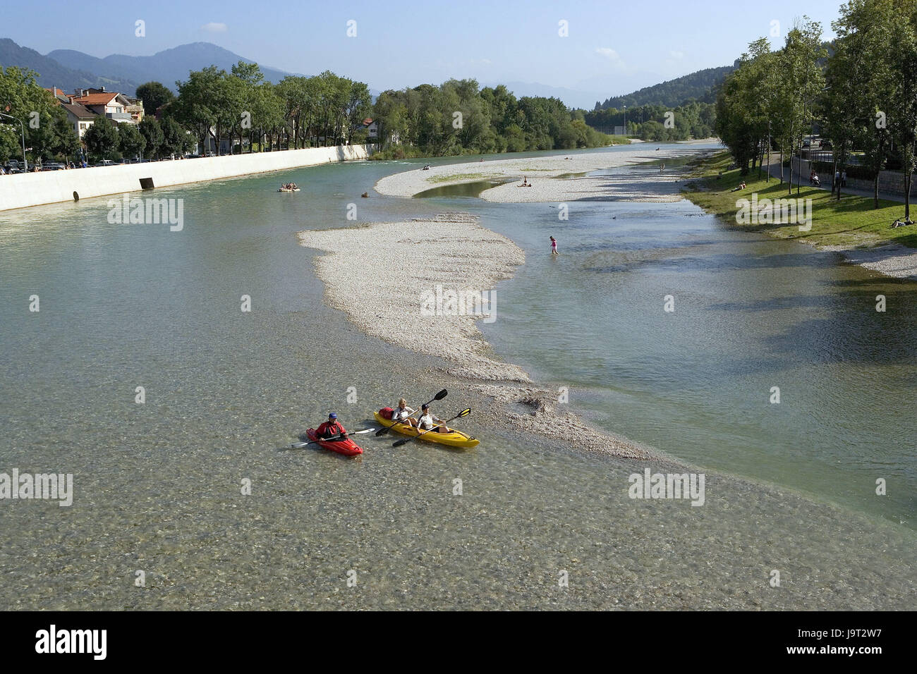 La germania,Alta Baviera,bagno Tölz,l'Isar,canoa conducente,nessun modello di rilascio,bavaresi,fiume,chiaramente,l'hobby,sport,canoe,Persone,canoa guida,paddle,ghiaia,banchi di sabbia, alberi sunshine, Foto Stock