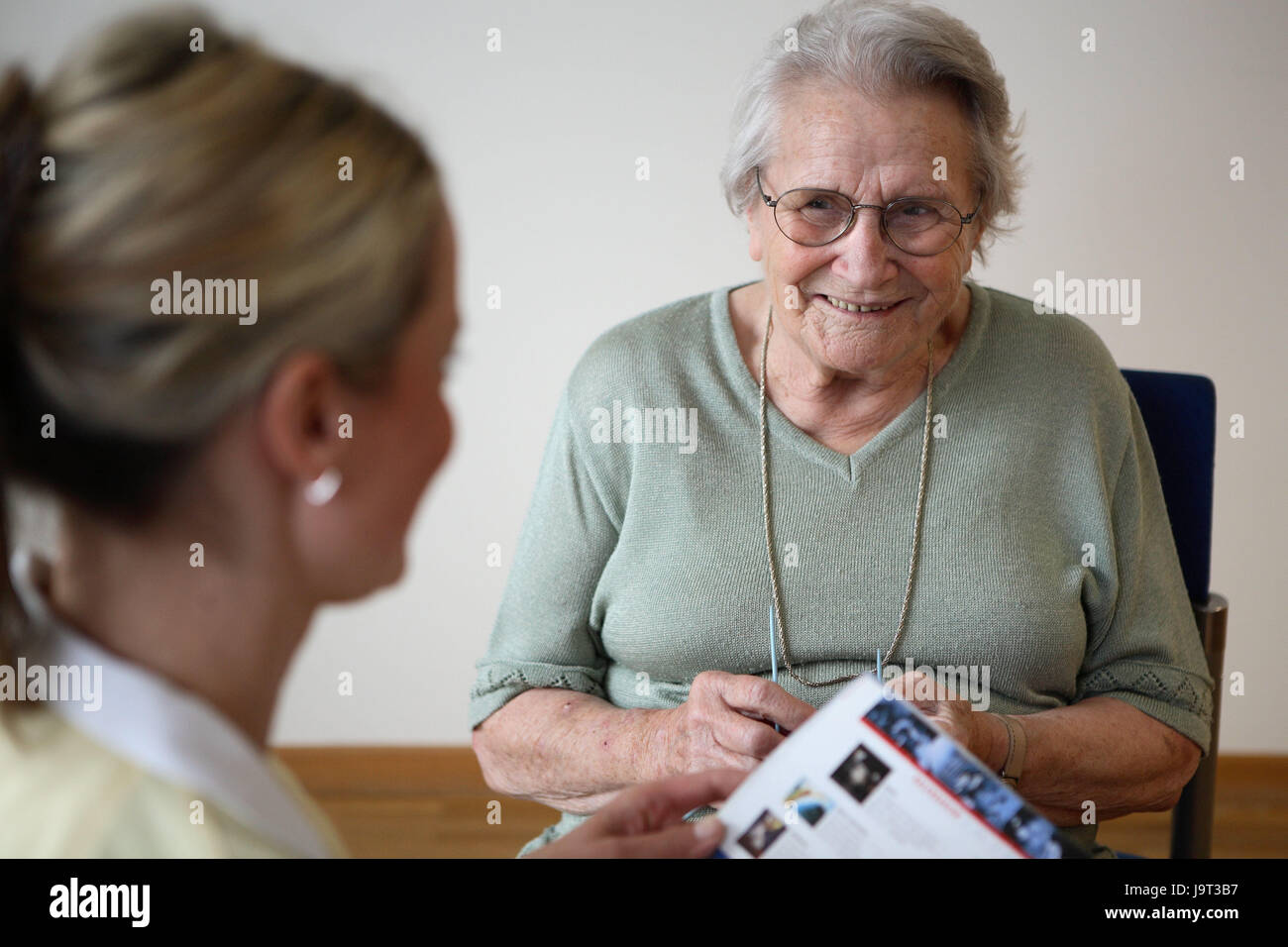 Anziani in casa,senior,sorriso,leggere infermiere,magazine,dettaglio,ritratto,casa di riposo per anziani,persona,guardare dopo,care,casa di riposo,bicchieri,i cittadini anziani,vecchie care,vecchia persona,la solitudine,vecchiaia,socialmente,contatto sociale,fortunatamente,fortunatamente,all'interno, due,donne,l'occupazione,le donne, Foto Stock