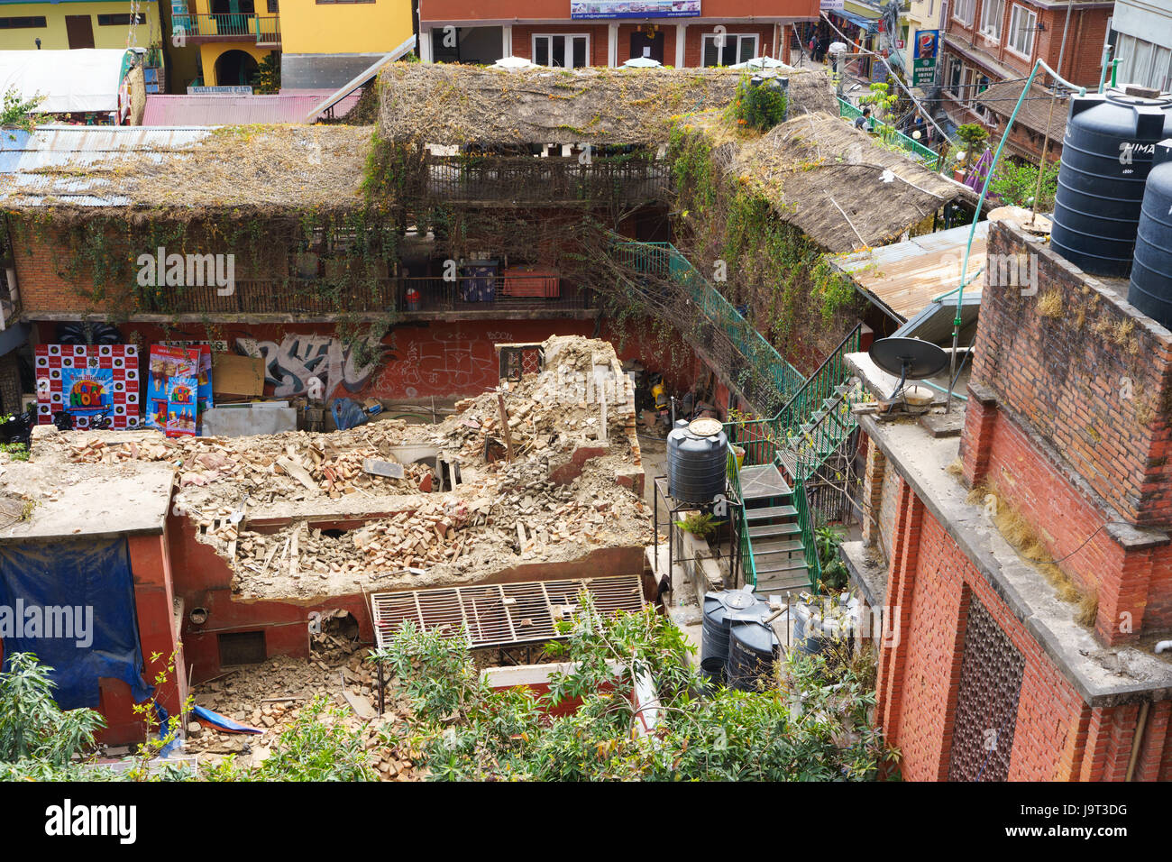 Cortile interno disseminato di detriti lasciati dal terremoto 2015 nel quartiere Thamel, Kathmandu, Nepal. Foto Stock