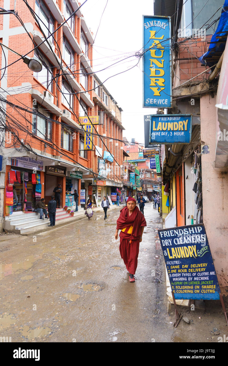 Monaco buddista a camminare su una strada di Kathmandu. Foto Stock