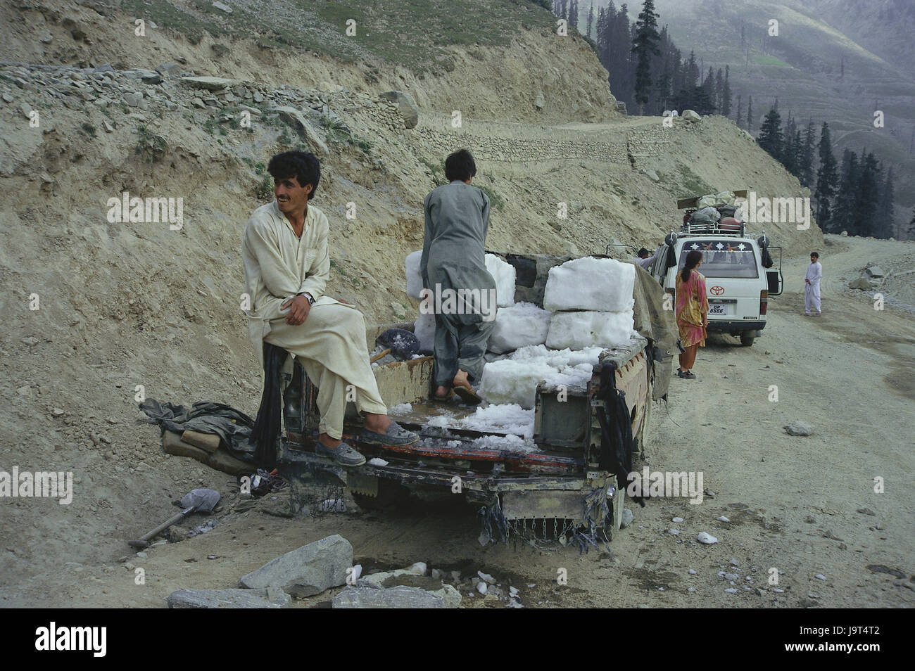 Il Pakistan,Biglietto,montagna,uomini,gelati riduzione,carrello,nessun modello di rilascio,tradizione,ice, blocchi di ghiaccio,riduzione,raffreddamento,Asia,mountain,locali,rocce,pass altezza,vestiti,copricapo,scenario,persona,natura,pietre,street,lavoro, Foto Stock